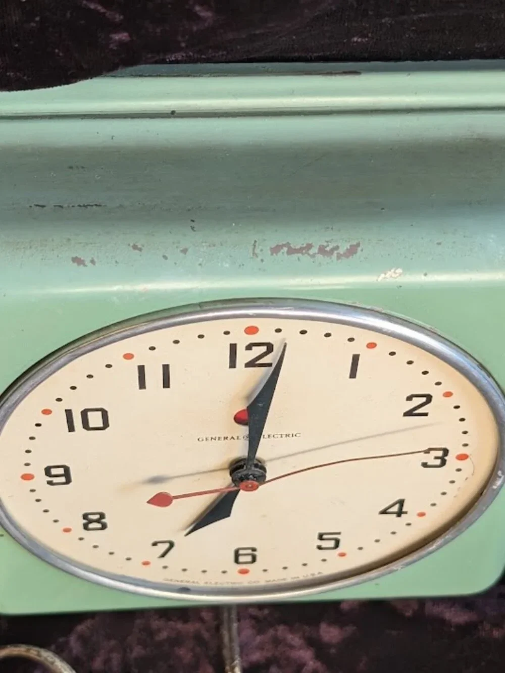 Vintage General Electric metal wall clock model #2H08 - runs, missing glass dome